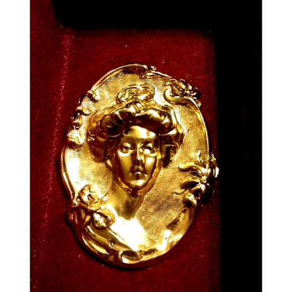 Vintage Jewelry - Beautiful Vintage Golden Cameo